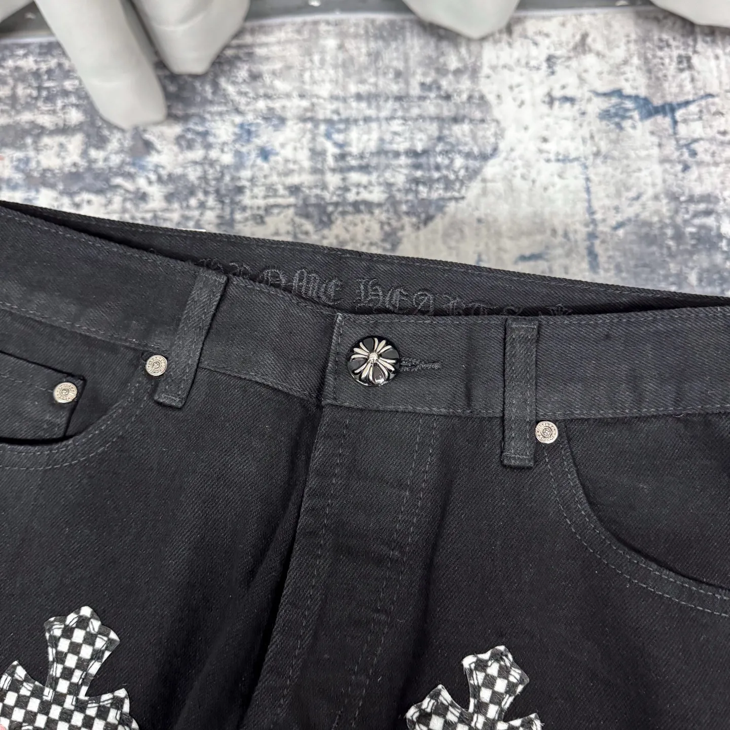 P280 Chrome Hearts ch Chrome Hearts Cherry Blossom Pink Checkerboard Cross Patch Leather Jeans, Original 5W+ It is well known that chromehearts jeans use vintage Levis jeans as the base for creation. They usually add their own unique silver buckles and silver ornaments, plus leather embellishments. This is the reason why the value of these vintage jeans doubles. Because the base is vintage jeans, the jeans themselves have been very soft and comfortable after years of baptism. This can be distinguished from ordinary jeans. Regarding the size, you should also refer to the pants data. Size: 28 30 32 34 (corresponds to S-XL) Size chart: 28 Waist 76 Pants length 104 Hips 102 30 Waist 80 Pants length 105 Hips 106 32 Waist 84 Pants length 106 Hips 110 34 Waist 88 Pants length 107 Hips 114